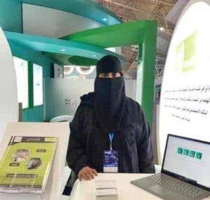 “سعودية” في خدمة الصم: حولت إشارات اليد إلى نصوص كتابية وصوتية
