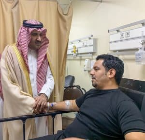 أمير المدينة يطمئن على رجال الأمن المصابين في حادث إطلاق النار