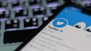 “تويتر” يعلق 70 حساباً مؤيداً لمرشح رئاسي في أمريكا