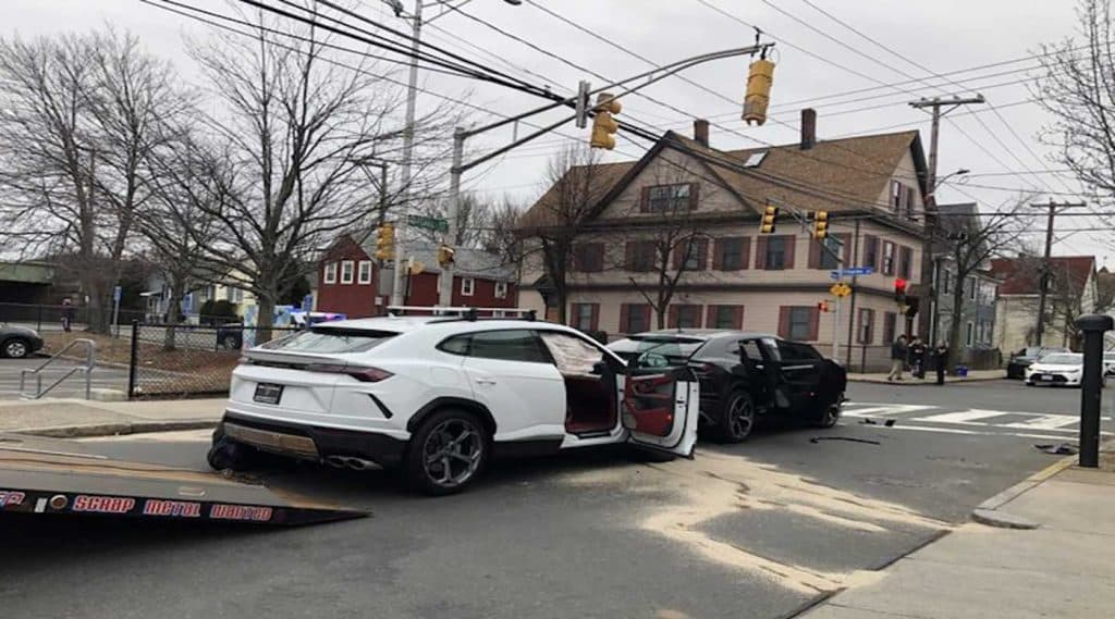 طفلان يسرقان سيارتي لامبورغيني ويدمّرانهما في حادث