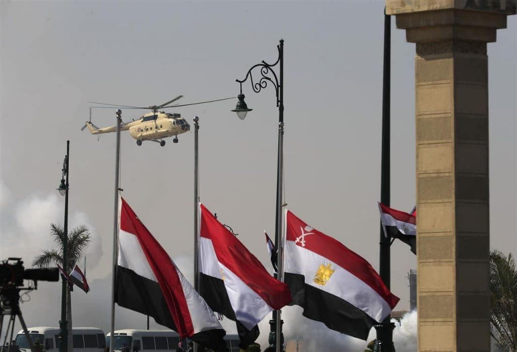 مصر تشيع حسني مبارك في جنازة عسكرية