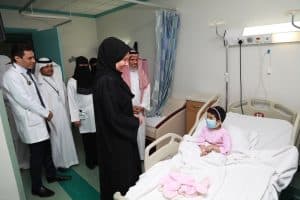 الأميرة عادلة بنت عبدالله تزور “سعود الطبية” بمناسبة يوم الأم