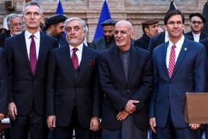عبد الله عبد الله ينصب نفسه رئيسا لأفغانستان بعد أداء غني اليمين