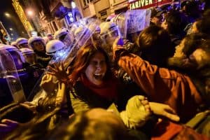 في تركيا وباكستان .. المرأة تُهان في يومها العالمي