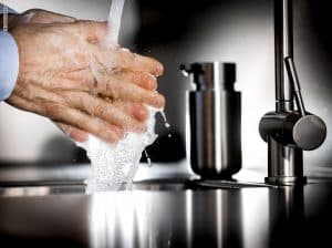 تحدي غسل اليدين يجتاح مواقع التواصل