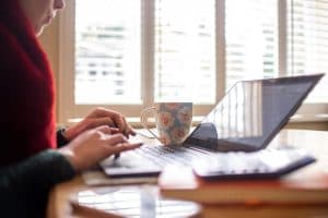 حول العمل من المنزل؛ خبير أمني: 34% من الإختراقات من أجهزة خاصة، وهذه أفضل التدابير