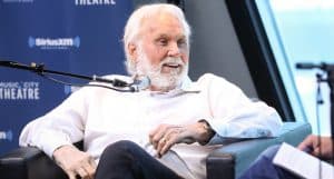 وفاة مغني الكانتري كيني رودجرز عن 81 عاماً