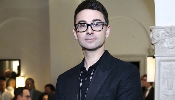 المصمم Christian Siriano وشركات عالمية تحول مصانعها لإنتاج الكمامات و الألبسة الطبية