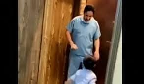 ردة فعل مؤثرة لممرض سعودي أمام ابنه