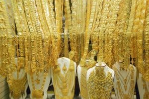 سعر الذهب في التعاملات الفورية يستقر عند 1620.10 دولاراً أمريكياً