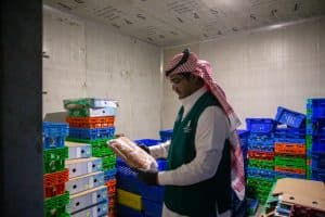 “التجارة”: ضبط عمالة مخالفة زورت صلاحية ألفي دجاجة فاسدة لبيعها في أسواق الرياض