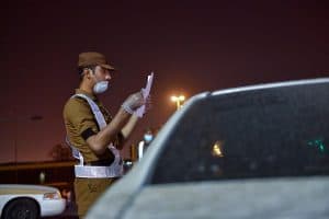 أندونيسي يصنع أحذية من جلود أقدام الدجاج