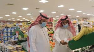 محافظ بارق ورئيس البلدية يطلعان على توفر السلع الغذائية وأسعارها