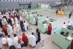 “الجوازات” تبدأ في إجراءات سفر المعتمرين المتأخرين عن المغادرة