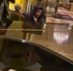 سعودي مبدع يعزف النشيد الوطني بالنمسا