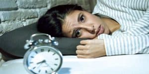 شخير الرجال أم مسؤوليات المرأة.. 65 % من النساء يعانين من الأرق