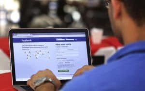 «فيسبوك» يطلق خاصية جديدة للحد من استخدام التطبيق