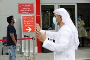 الإمارات تسجل 8 وفيات و525 إصابة جديدة بكورونا