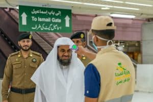 قياس الحرارة قبل دخول الحرم المكي للأئمة والمؤذنين والعاملين