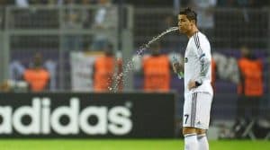 الفيفا يقترح حظر البصق خلال المباريات.. ويتوعد المخالفين