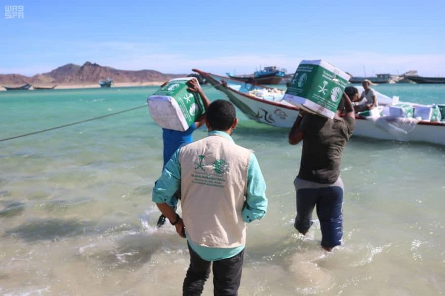 مركز الملك سلمان للإغاثة يوزع أغذية للمحتاجين في جزيرة ميون اليمنية