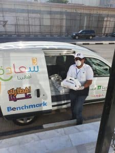 600 وجبة ساخنة يوميًا لمتضرري “كورونا” يوزعها متطوعو البنك الأهلي