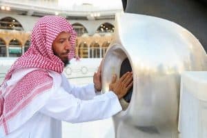 الشثري والسديس يشاركان في تطييب الحجر الأسود والكعبة المشرفة
