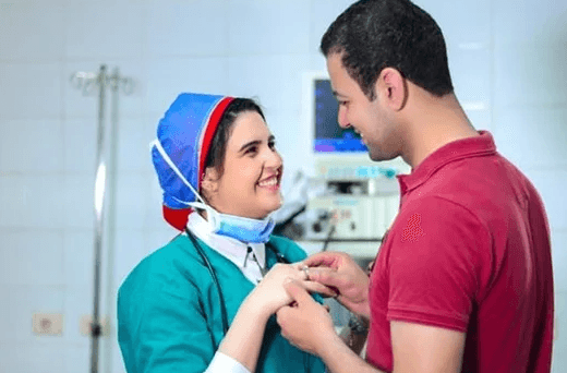 الحب في زمن الكورونا.. مريض كورونا مصري يرتبط بطبيته المعالجة