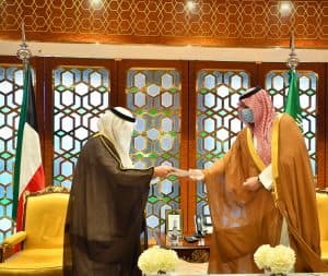 الأمير تركي بن محمد يتلقى رسالتين للقيادة من أمير الكويت