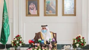 أمير تبوك: جهود العاملين بالقطاعات الصحية والأمنية والخدمية في مواجهة كورونا ملحمة وطنية