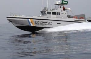 حرس حدود عسير ينقذ مواطناً من الغرق بشاطئ الواجهة البحرية