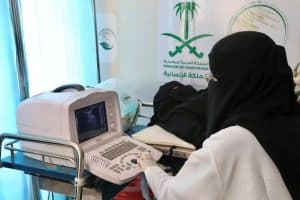 مركز الملك سلمان للإغاثة يواصل تقديم العلاج لمراجعيه في مديرية عبس بمحافظة حجة