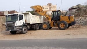 بلدية بارق تزيل ٤٦٠٠ طن مخلفات بناء وتصلح الأرصفة المتهالكة