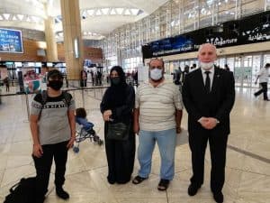 “سفارة فلسطين” في المملكة تنقل جواً 350 عالقاً بسبب “كورونا”