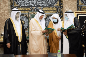 الأمير خالد الفيصل يسلّم كسوة الكعبة لكبير سدنة بيت الله الحرام