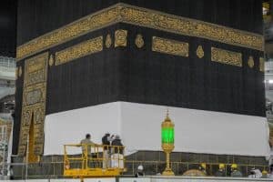 استبدال كسوة الكعبة المشرفة مساء غد