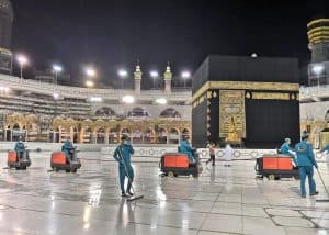 تكثيف جهود التطهير والتعقيم بالمسجد الحرام بعد طواف الإفاضة