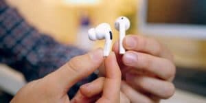 هل اشتريت سماعة AirPods ثم اكتشفت أنها مقلَّدة؟