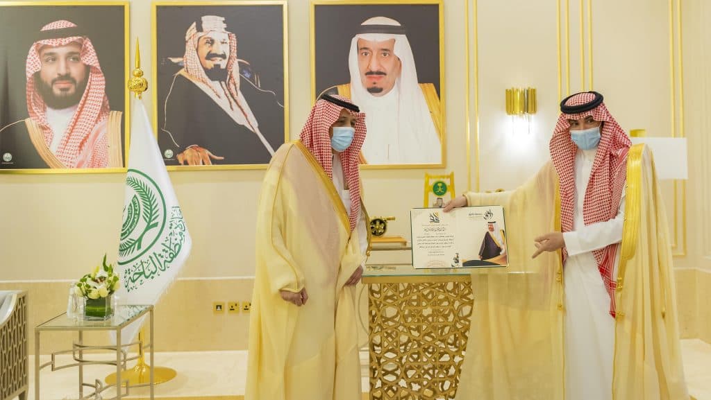 تكفلّ برعاية أيتام في المخواة.. أمير الباحة يتفقد مشاريع تنموية بمحافظة القرى