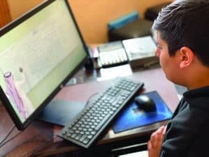 التطبيقات والمنصات الرقمية الخيار الآمن للطلاب لمواصلة تعليمهم