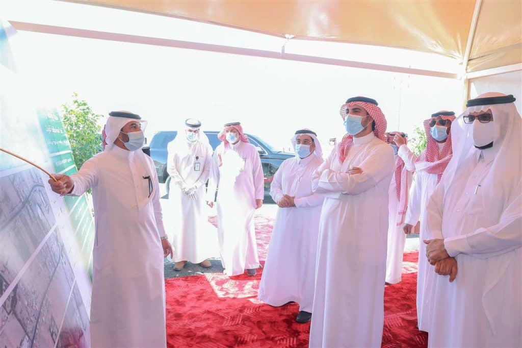 أمير الجوف يتفقد المشروعات الصحية والبلدية في القريات