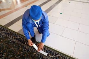 إعادة فرش 7 آلاف سجّادة في ساحات المسجد النبوي والتوسعات