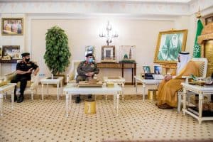 أمير القصيم يستقبل مدير إدارة الدوريات الأمنية بالمنطقة