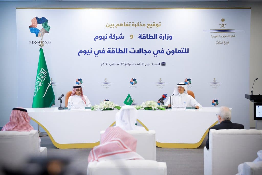 الأمير عبدالعزيز بن سلمان يوقع مع رئيس نيوم مذكرة تفاهم في مجالات الطاقة