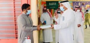 مدير تعليم تبوك يشارك في تسليم المقررات الدراسية للطلاب