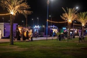 عربات الأطعمة تشكل سلسلة مطاعم بمهرجان “تذوق” في الجوف