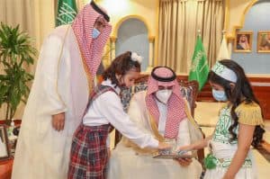 أمير الجوف يدشن منصة مدرستي ويسلم عدداً من الطلاب مقرراتهم المدرسية