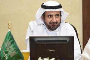 وزير الصحة يوقف طبيباً نشر صوراً لمرضاه على مواقع التواصل