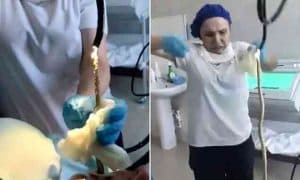 شاهد.. سحب ثعبان ضخم من حلق امرأة