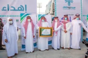 أمير القصيم‬ يثمن هدية موسم عنيزة للتمور لأبطال ‫الحد الجنوبي‬